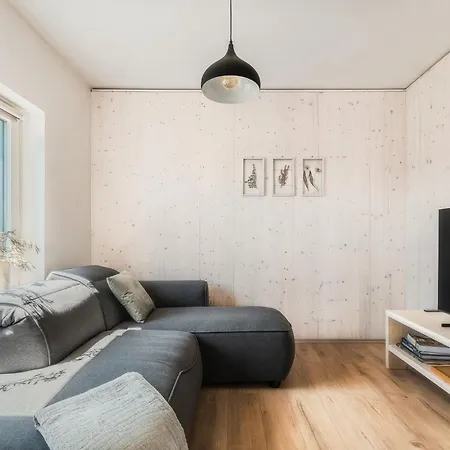 Retreat With Hot Tub & Sauna *