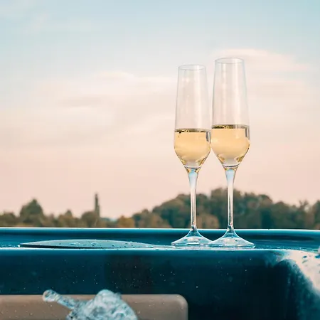 Retreat With Hot Tub & Sauna Chalet