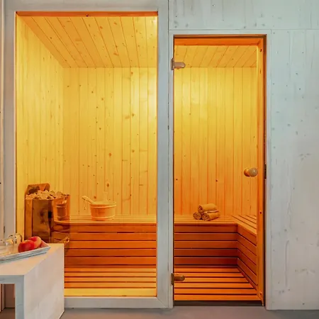 Retreat With Hot Tub & Sauna בקתה *