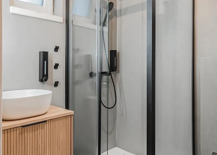 Retreat With Hot Tub & Sauna *