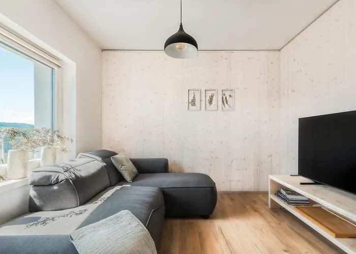 Retreat With Hot Tub & Sauna *